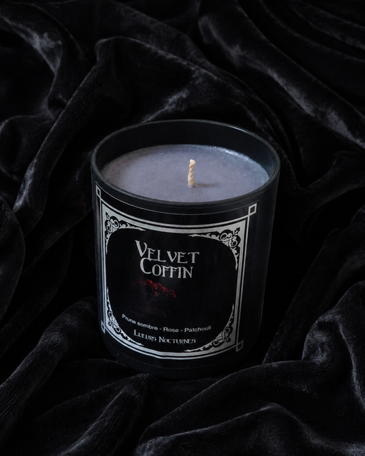 Velvet Coffin ~ Bougie (Prune sombre, Rose, Patchouli)