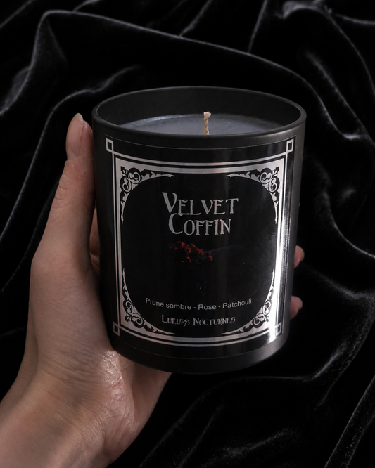 Velvet Coffin ~ Bougie (Prune sombre, Rose, Patchouli)